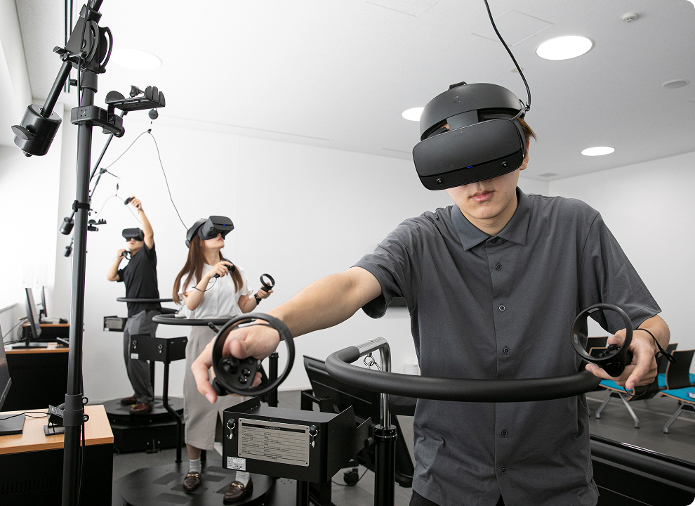 VRヘッドセットを装着して体験している様子